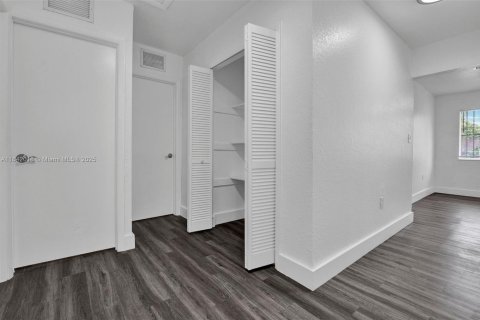 Villa ou maison à louer à Miami, Floride: 4 chambres № 1836776 - photo 16