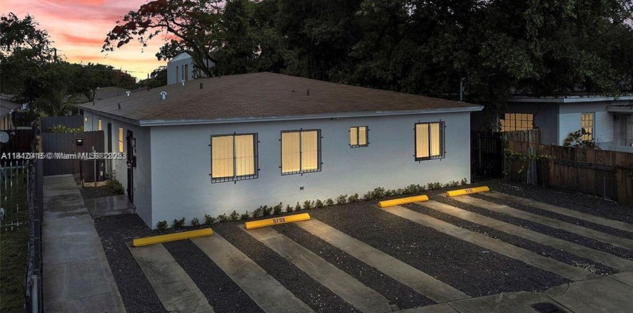Villa ou maison à Miami, Floride 4 chambres № 1836776