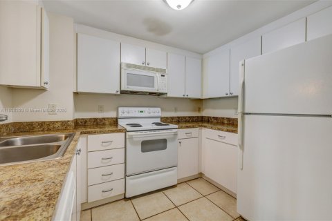 Copropriété à louer à Miami, Floride: 1 chambre, 77.85 m2 № 1943523 - photo 16