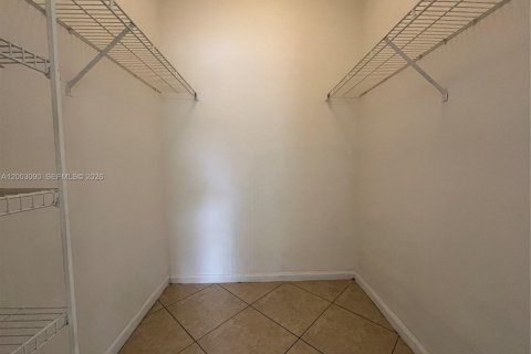 Снять в аренду кондоминиум в Дирфилд-Бич, Флорида 3 спальни, 90.49м2, № 2066701 - фото 4