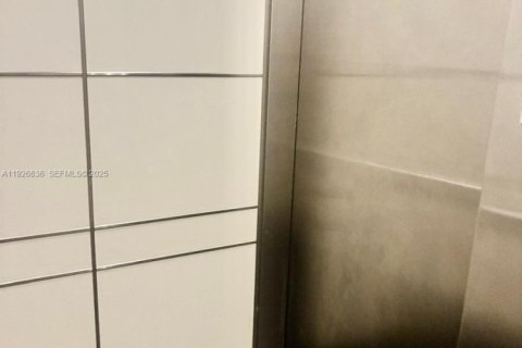 Condo in Miami, Florida, 1 bedroom  № 1986548 - photo 18