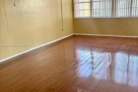 Condo in Miami, Florida, 1 bedroom  № 1986548 - photo 11