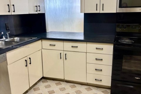 Condo in Miami, Florida, 1 bedroom  № 1986548 - photo 13