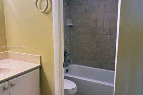 Condo in Miami, Florida, 1 bedroom  № 1986548 - photo 19