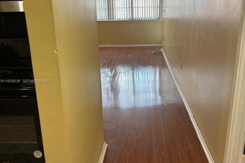 Condo in Miami, Florida, 1 bedroom  № 1986548 - photo 9