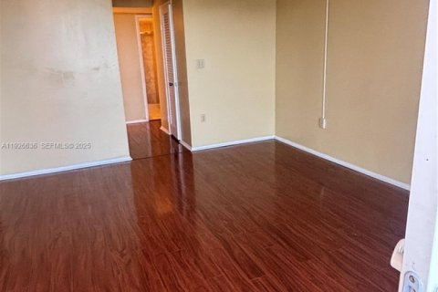 Condo in Miami, Florida, 1 bedroom  № 1986548 - photo 12