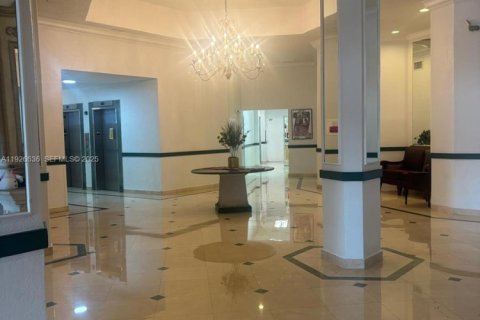 Condo in Miami, Florida, 1 bedroom  № 1986548 - photo 17