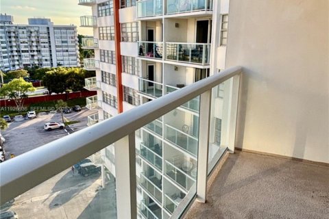 Condo in Miami, Florida, 1 bedroom  № 1986548 - photo 2