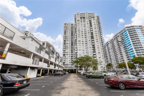 Купить кондоминиум в Авентура, Флорида 2 спальни, 99.68м2, № 1999672 - фото 24