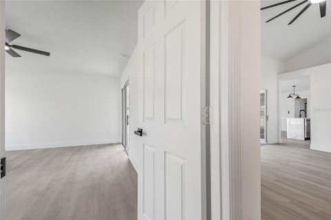 Casa en venta en Deltona, Florida, 3 dormitorios, 179.86 m2 № 2158036 - foto 18