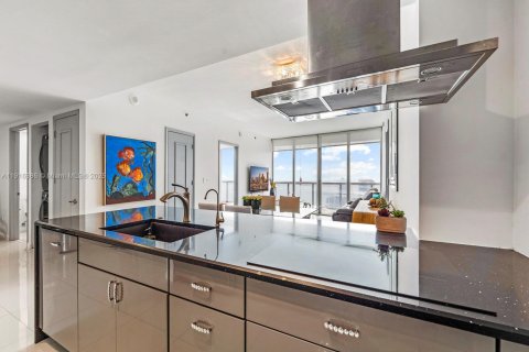 Condo in Miami, Florida, 2 bedrooms № 1971115 - photo 5