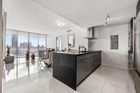 Condo in Miami, Florida, 2 bedrooms № 1971115 - photo 3