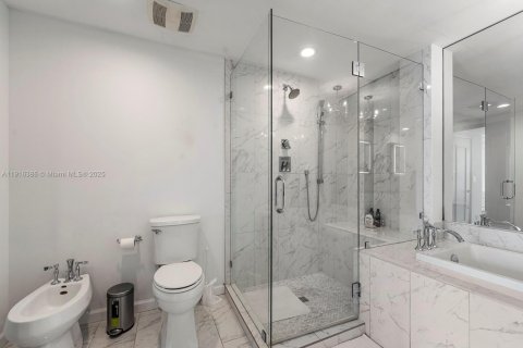 Condo in Miami, Florida, 2 bedrooms № 1971115 - photo 15