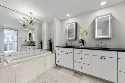 Condo in Miami, Florida, 2 bedrooms № 1971115 - photo 14