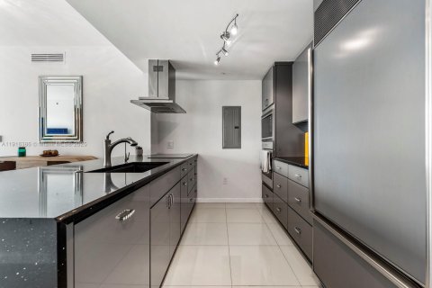 Condo in Miami, Florida, 2 bedrooms № 1971115 - photo 4