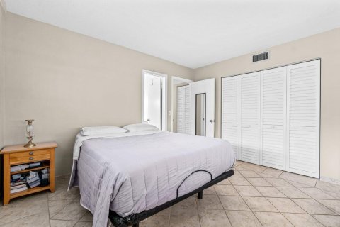 Condo in Boynton Beach, Florida, 2 bedrooms  № 2155069 - photo 11