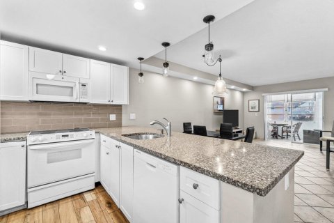 Condo in Boynton Beach, Florida, 2 bedrooms  № 2155069 - photo 3