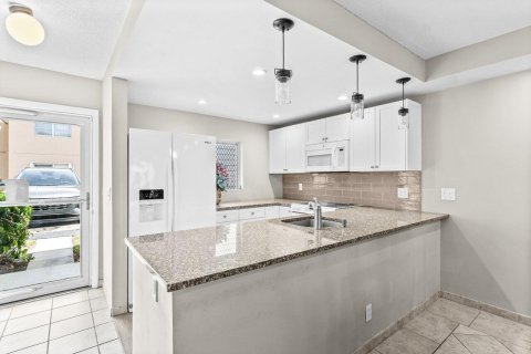 Condo in Boynton Beach, Florida, 2 bedrooms № 2155069
