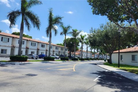 Touwnhouse à louer à Miami, Floride: 3 chambres, 145.95 m2 № 2027907 - photo 2