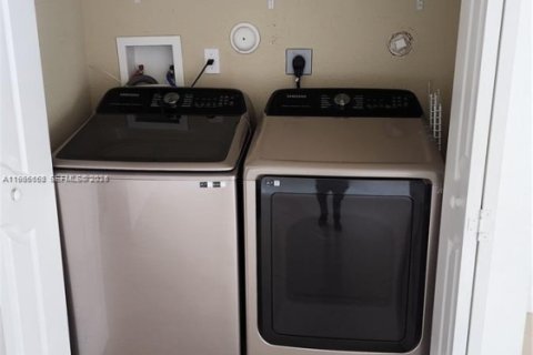 Touwnhouse à louer à Miami, Floride: 3 chambres, 145.95 m2 № 2027907 - photo 12