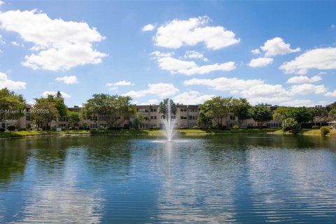 Condominio en venta en Lauderdale Lakes, Florida, 2 dormitorios, 87.7 m2 № 1977748 - foto 2
