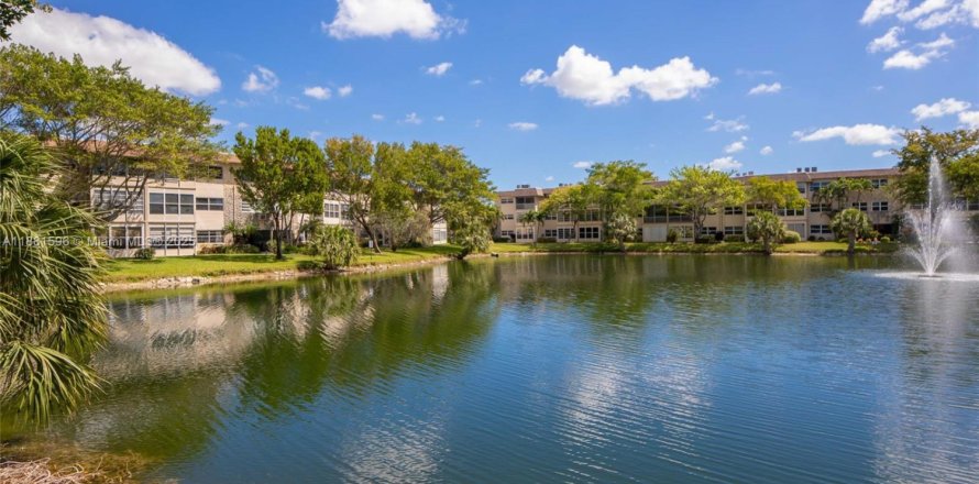 Condominio en Lauderdale Lakes, Florida, 2 dormitorios № 1977748