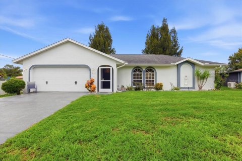 House in Port Charlotte, Florida 4 bedrooms, 148.64 sq.m. № 2287607