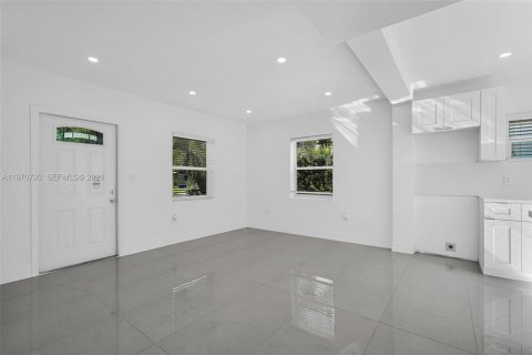 Casa en venta en Miami Gardens, Florida, 2 dormitorios, 74.32 m2 № 2033012 - foto 3
