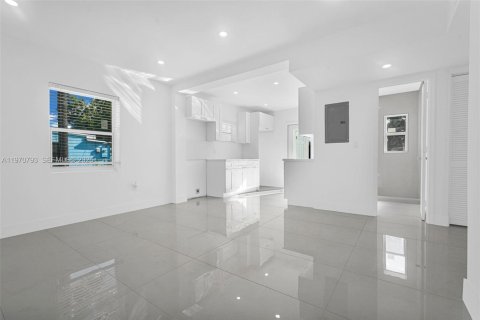 Casa en venta en Miami Gardens, Florida, 2 dormitorios, 74.32 m2 № 2033012 - foto 8