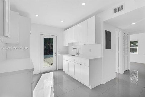 Casa en venta en Miami Gardens, Florida, 2 dormitorios, 74.32 m2 № 2033012 - foto 15