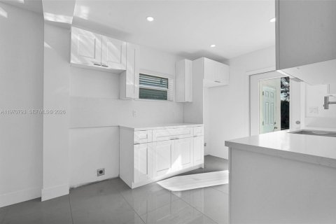 Casa en venta en Miami Gardens, Florida, 2 dormitorios, 74.32 m2 № 2033012 - foto 11