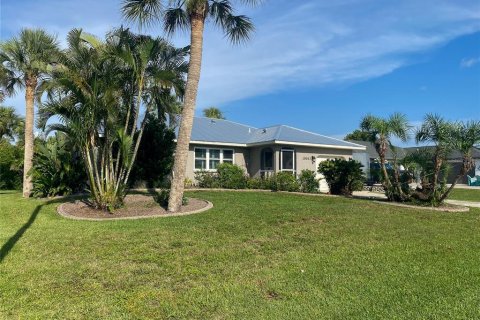 Villa ou maison à vendre à Port Charlotte, Floride: 3 chambres, 135.36 m2 № 2395618 - photo 2