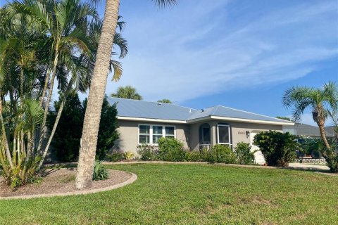 Villa ou maison à vendre à Port Charlotte, Floride: 3 chambres, 135.36 m2 № 2395618 - photo 3