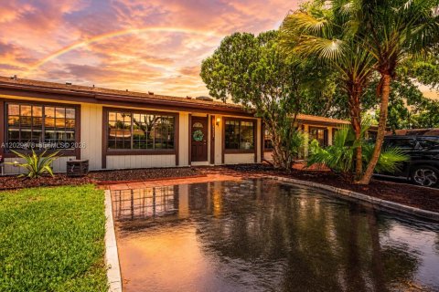Adosado en Pembroke Pines, Florida 2 dormitorios, 111.11 m2 № 2077933
