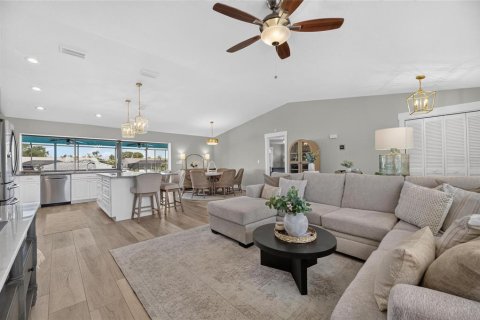 House in Apollo Beach, Florida 3 bedrooms, 152.73 sq.m. № 2391600 - photo 11
