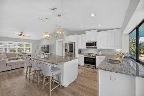 House in Apollo Beach, Florida 3 bedrooms, 152.73 sq.m. № 2391600 - photo 12
