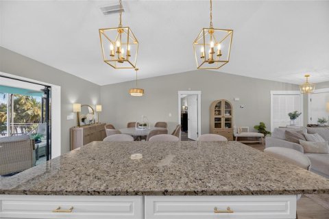 House in Apollo Beach, Florida 3 bedrooms, 152.73 sq.m. № 2391600 - photo 18