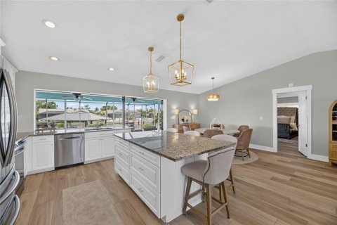 House in Apollo Beach, Florida 3 bedrooms, 152.73 sq.m. № 2391600 - photo 15