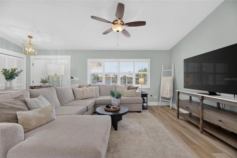 House in Apollo Beach, Florida 3 bedrooms, 152.73 sq.m. № 2391600 - photo 9