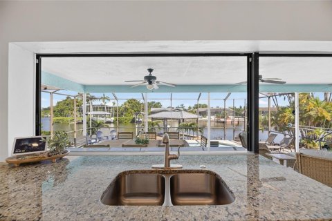 House in Apollo Beach, Florida 3 bedrooms, 152.73 sq.m. № 2391600 - photo 20