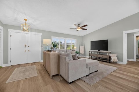House in Apollo Beach, Florida 3 bedrooms, 152.73 sq.m. № 2391600 - photo 7