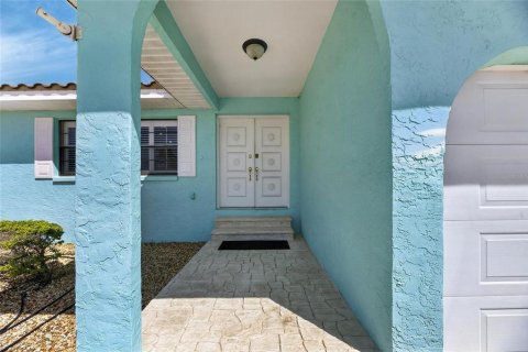 House in Apollo Beach, Florida 3 bedrooms, 152.73 sq.m. № 2391600 - photo 5