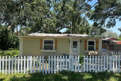 House in Tampa, Florida 3 bedrooms, 113.81 sq.m. № 1740998 - photo 1