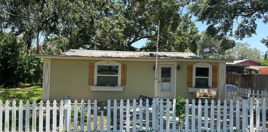 House in Tampa, Florida 3 bedrooms, 113.81 sq.m. № 1740998