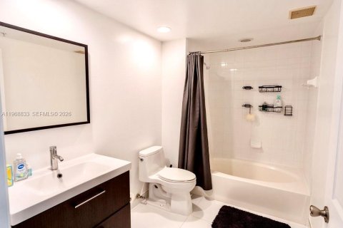 Condominio en venta en Miami, Florida, 2 dormitorios, 97.45 m2 № 2032875 - foto 18