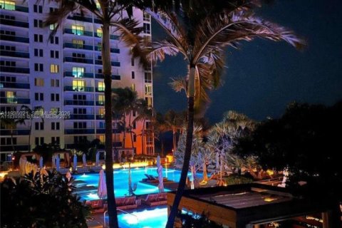 Купить кондоминиум в Майами-Бич, Флорида № 2001706 - фото 3