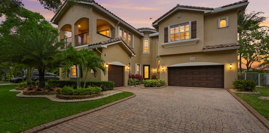 House in West Palm Beach, Florida 6 bedrooms, 360.83 sq.m. № 2180189