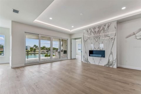Casa en venta en Treasure Island, Florida, 4 dormitorios, 357.12 m2 № 1911578 - foto 28