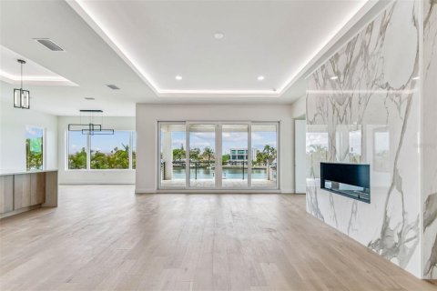 Casa en venta en Treasure Island, Florida, 4 dormitorios, 357.12 m2 № 1911578 - foto 27
