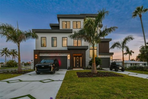 Casa en venta en Treasure Island, Florida, 4 dormitorios, 357.12 m2 № 1911578 - foto 1